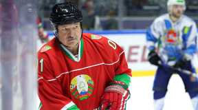 Почему Лукашенко продолжает выходить на лед, явно не испытывая от этого восторга