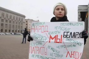 Конвейер репрессий. К «химии» приговорили девушку, выходившую с плакатами на пикеты. За «содействие экстремизму» осудили уроженку России
