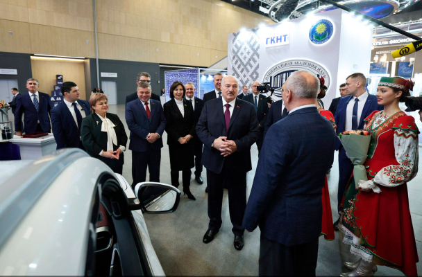 Лукашенко перешел на трехдневку