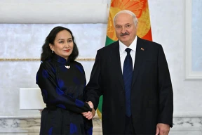 Иногда не до этикета? В каком виде Лукашенко сфотографировался с иностранными послами