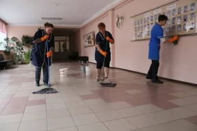 Педагог из Минска: уборщиц больше нет и поддерживать чистоту в школе теперь должны учителя